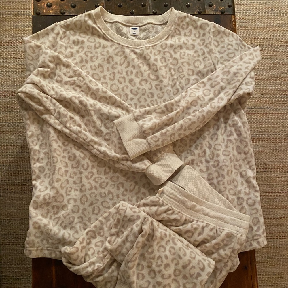 Old Navy Cozy Matching PJ set in neutral Leopard print